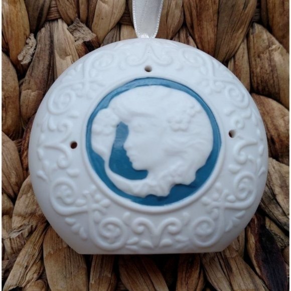 Vintage Lingerie Coty Sweet Earth Cameo Pomander, EUC - Picture 2 of 6